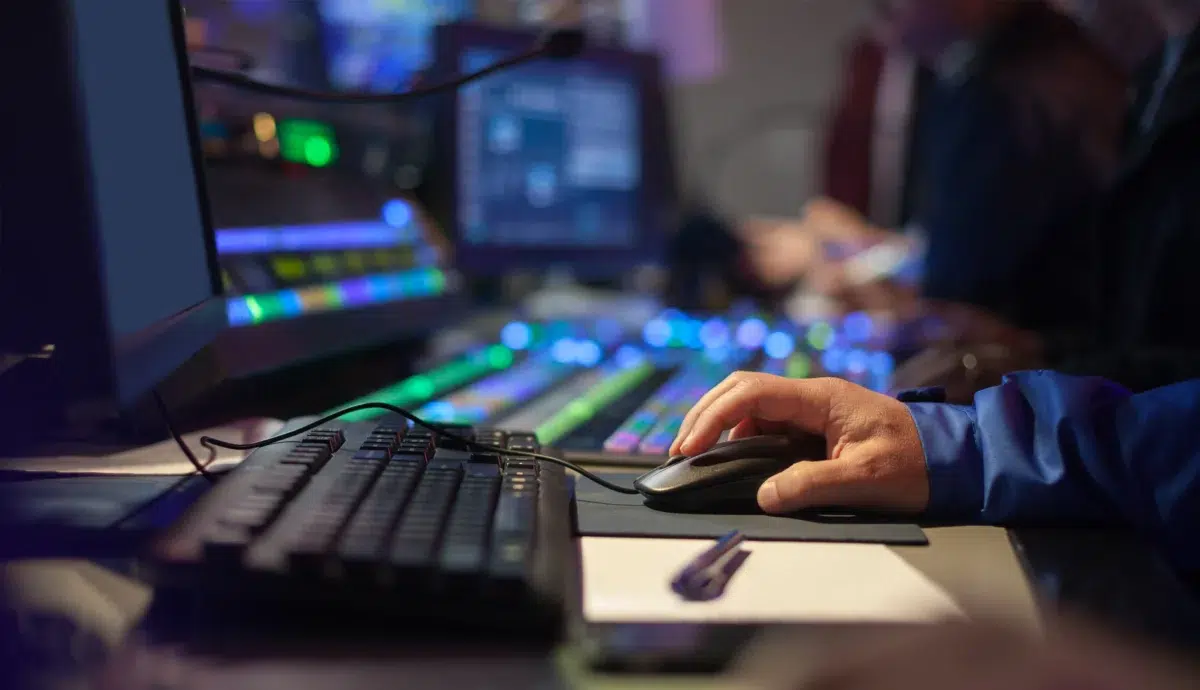 Professionisti al lavoro in un ambiente di produzione video